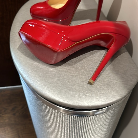 Christian Louboutin red patent leather pumps. With sole protectors. - Picture 3 of 4